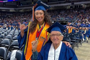 老翁大學畢業圓年輕時夢想