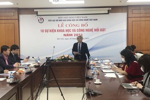 越南科學技術新聞工作者俱樂部主任何宏（中）公佈2021年十大科技事件評選結果。（圖：越通社）