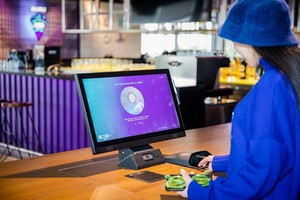 “非接觸式旅遊”的旅客到酒店時可在電腦上辦理住宿登記手續，而不用接觸接待人員。