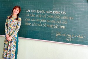 徵女王小學教師們拍照留念。