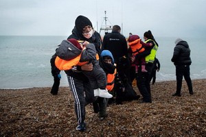 今年11月，英國英格蘭肯特郡上岸後的非法移民。