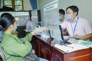 民眾到奠邊省奠邊縣清倫鄉社會政策銀行進行交易。