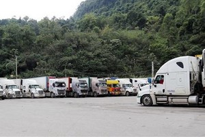 運貨車在諒山省口岸等待通關。