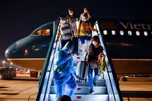 從柬埔寨金邊飛往本市國際航班抵達新山一機場。（圖：VNA）