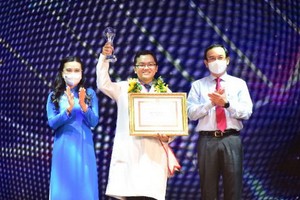 市委書記阮文年向腫瘤醫院何孝忠醫生頒獎。（圖：TTO）