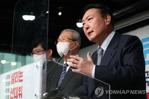 1月2日，在汝矣島，韓國最大在野黨國民力量總統候選人尹錫悅（右）發佈公約。 （圖：韓聯社）