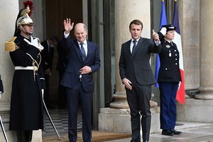 去年十二月，法國總統馬克龍在巴黎會見德國新任總理朔爾茨。（圖：互聯網）