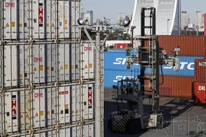 圖為日本東京都品川區東京港內堆放的集裝箱。（圖：共同社）