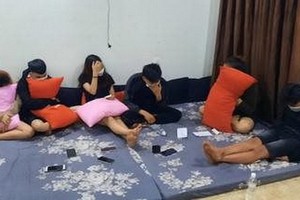 職能力量當場查獲多名年輕人正在群聚施用毒品。（圖：警方提供）