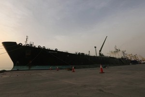 也門胡塞武裝3日說，該組織當日在也門荷台達市附近紅海海域扣押了一艘懸掛阿聯酋國旗的船。（圖：路透社）