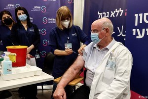 以色列總理貝內特2日宣佈，以衛生部已批准為60歲以上人群和醫務工作者接種第四劑新冠疫苗。（圖：路透社）