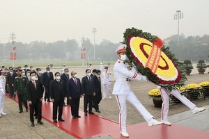 國會代表在會議開幕前晉謁胡主席陵。