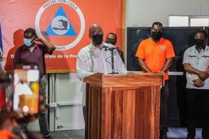 2021年8月14日，海地總理亨利（前）在太子港舉行的新聞發布會上講話。（圖：新華社）