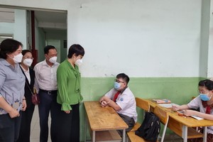 第五郡人委會主席張明嬌(左四)前往陳佩姬中學鼓勵學生努力讀書及做好防疫工作。