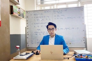 線上教師的服裝也須如面對面教學那般整齊和舉止大方。圖為第七郡黎聖宗高中學校教師范黎清正在線上教學。