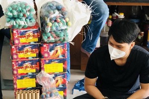 非法銷售鞭炮的嫌疑人張玉勝與物證。（圖：警方提供）