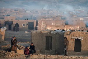 阿富汗嚴冬期間，一個流離失所者營地的煙囪冒出濃煙。（圖：聯合國）