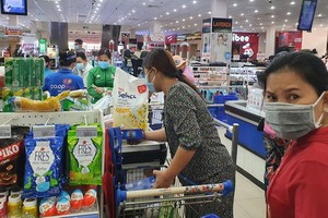 消費者在超市選購物品。（圖：國平）