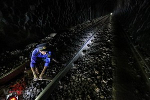 鐵路巡邏人員正在檢查國家鐵路軌道基礎設施。（圖：越通社）