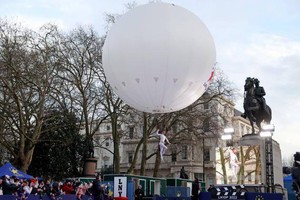 2022年1月1日，觀眾在英國倫敦觀看新年遊行活動上的表演。（圖：新華社）