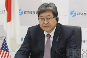 1月6日上午，日本經濟產業相萩生田光一在經產省與美國能源部部長格蘭霍姆舉行在線會談。（圖：共同社）