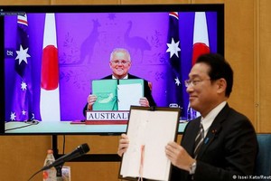 莫里森和岸田文雄在線上峰會上簽署《互惠准入協定》。（圖：路透社）