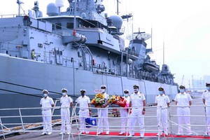 德國“拜恩”號巡防艦抵達本市芽龍港，開始首次對越南進行友好訪問行程。（圖：Đ.A）