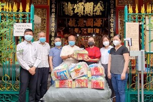 溫陵會館理事將春節禮品交給第五郡越南祖國陣線委員會。