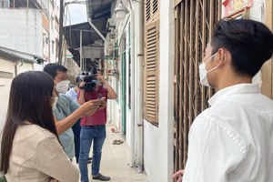 VTV5採訪餘樂里內的華人街坊蔡鎮壕。