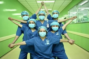 全國醫護人員隊伍團結一致抗疫。