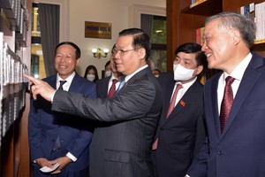 國會主席王廷惠參觀資料-圖書館中心。（圖：VOV）