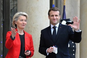 法總統馬克龍在巴黎會見歐盟委員會主席馮德萊恩。（圖：AP）
