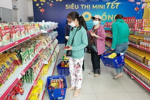 消費者在「零元春節」超市選購物品。（圖：市黨部新聞網）