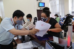 自二〇二二年一月一日起，幹部、公務員、職工的每月基準薪仍保持為一百四十九萬元。