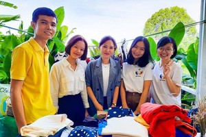 鄧氏香（左二）與綠色因數俱樂部成員。