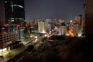 依靠私人發電機亮燈的貝魯特。（圖：互聯網）