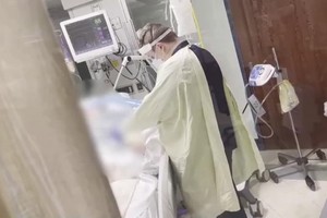 紐約州衛生部門8日發表聲明稱，由於醫院床位不足，紐約州有40家醫院被要求“在至少兩週內停止非必要、非緊急的擇期手術”。（圖：視頻截圖）