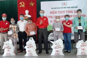 越南紅十字會中央代表向順化市貧困居民贈送食品及輔助金。（示意圖：市公安報）