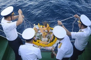 海上放花圈緬懷在祖國南部大陸架英勇犧牲的諸位英雄烈士。（圖：越通社）
