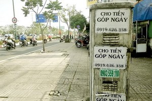 貼在電線桿、電器櫃上的放貸廣告傳單。