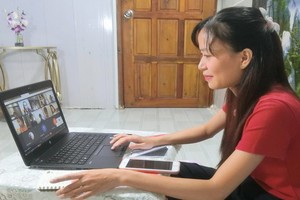 教員線上指導學生安全防疫。