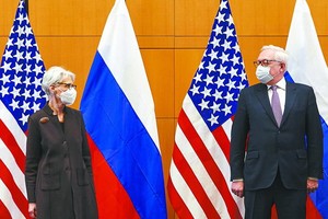 俄副外長里亞布科夫同美國常務副國務卿舍曼在瑞士日內瓦進行會談。