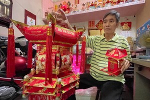 呂均華與他的“紅包作品”。