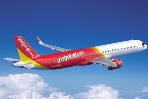 一架Vietjet客機在空中飛翔。（圖源：互聯網）