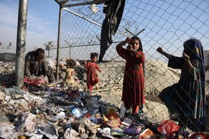 圖為2021年12月4日，在阿富汗喀布爾街頭拍攝的兒童。（圖：新華社）