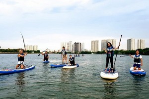 體驗槳板運動。