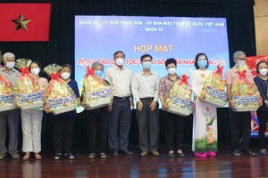 市民族處副主任曾福祿與第十郡人委會副主席裴世海向具威信少數民族同胞贈送賀年禮物。