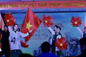 抗美救國青年突擊隊愛國競賽大會親切交談55週年紀念儀式上的文藝表演節目。（圖：寶英）