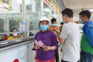 人們在東區車站排隊購買車票返鄉過年。（圖：VNN））