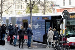 市民在奧地利維也納街頭疫苗接種車前等待接種新冠疫苗。（圖：新華社）